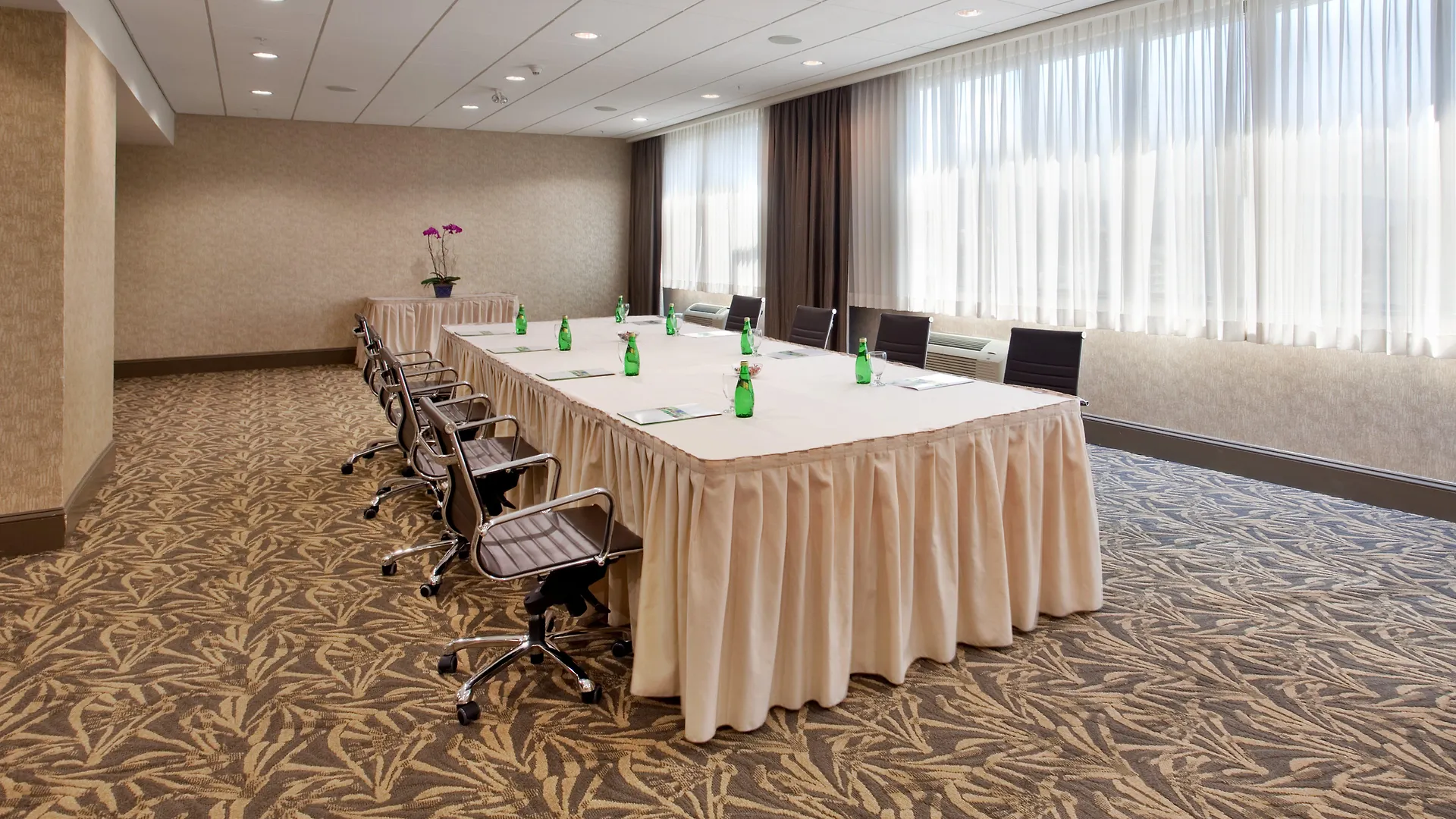 Отель Holiday Inn Vancouver-Centre Broadway By Ihg