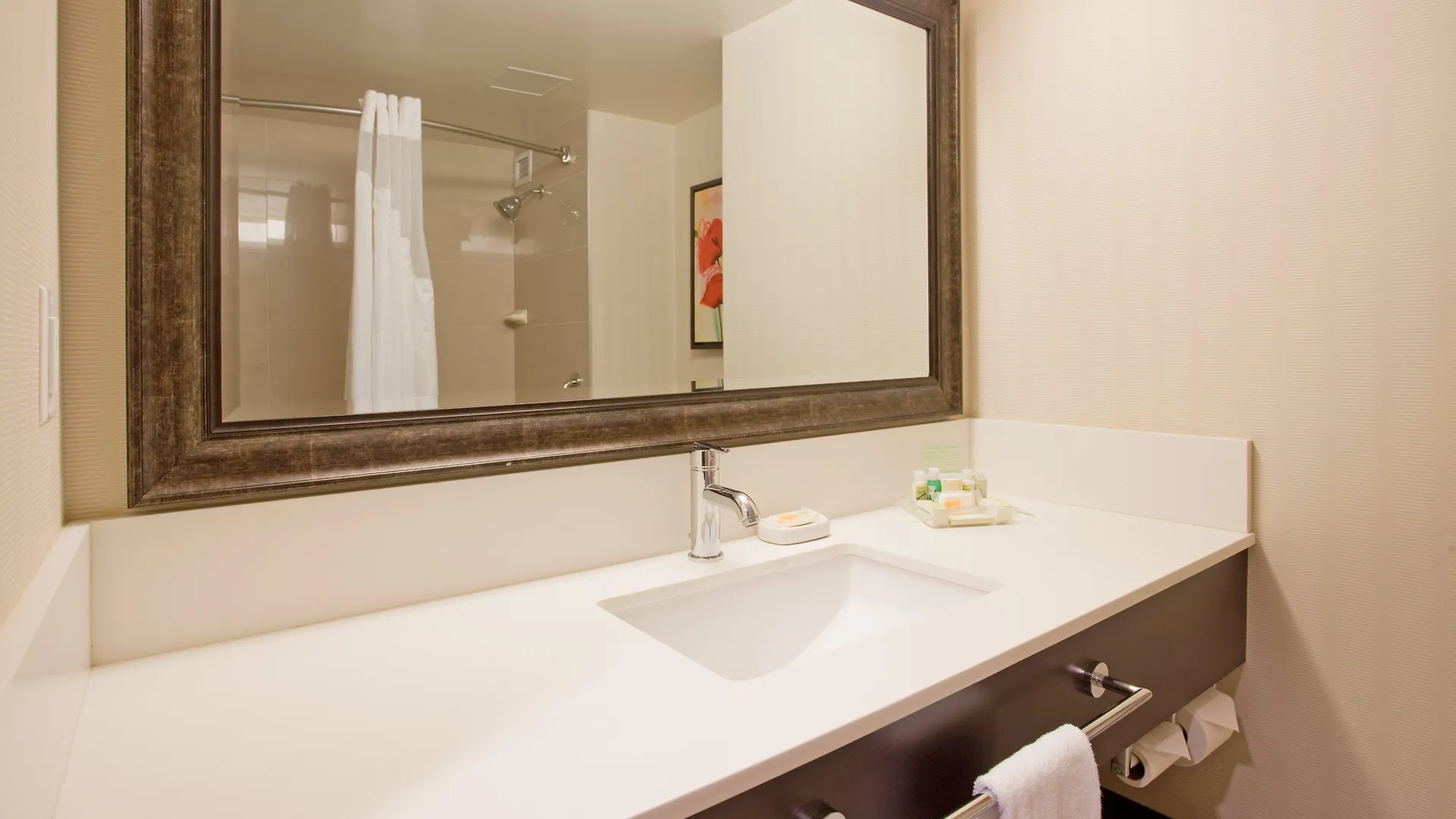 ***  Holiday Inn Vancouver-Centre Broadway, an IHG Hotel Canada